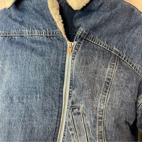 Fashion Nova Denim Jacket with Faux Fur Detailing, size Small - Picture 5 of 8